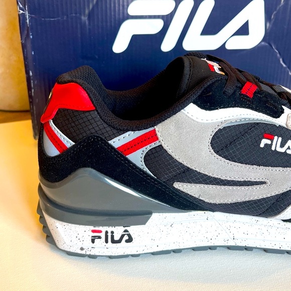 NIB FILA VALADO MENS BLACK RED GRAY CASUAL LIFESTYLE SNEAKER SIZE 13 - Picture 3 of 13